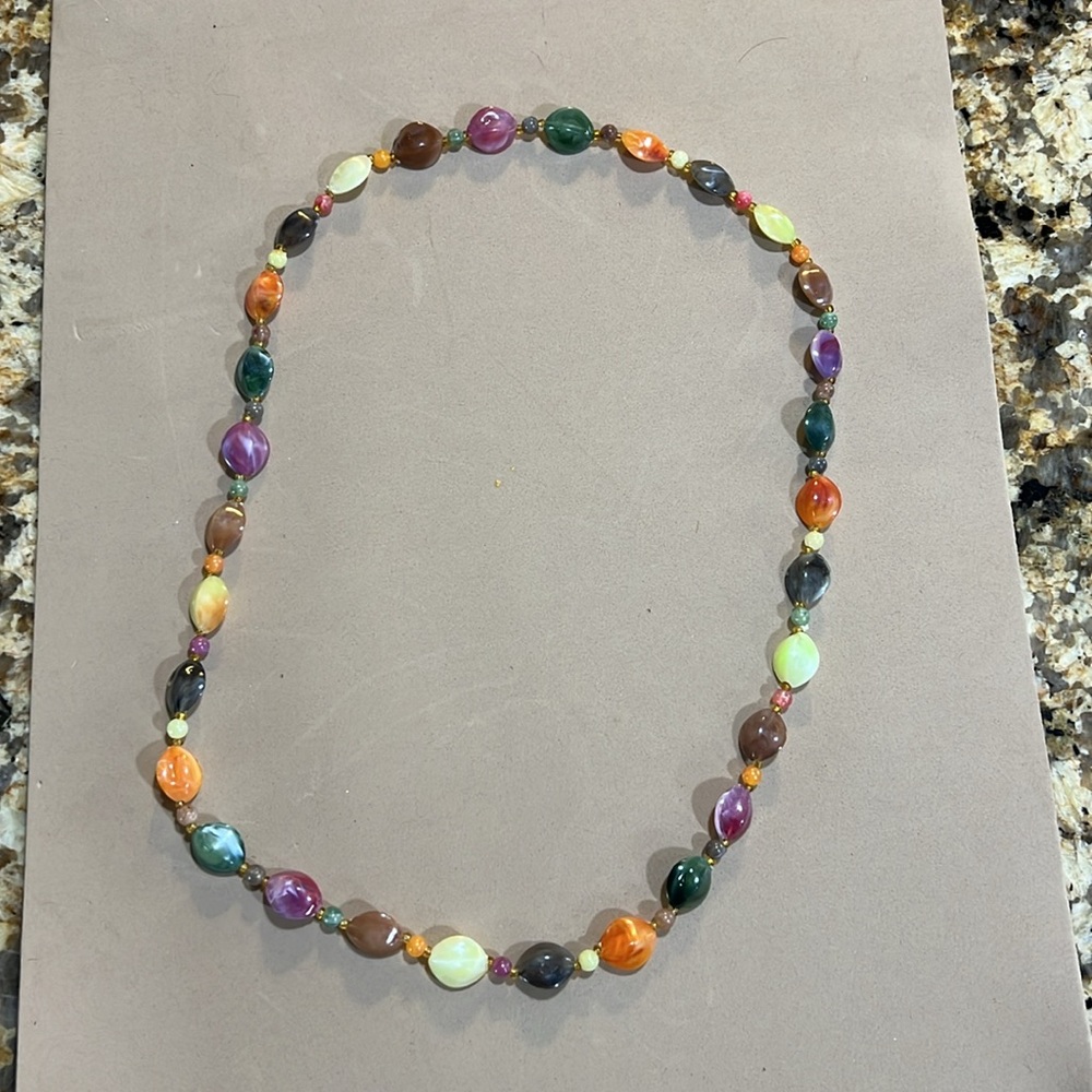 Vintage wooden beaded necklaces and plastic beaded necklace - Picture 3 of 7